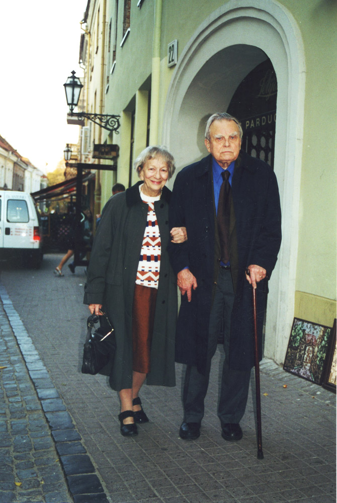 Czesław Miłosz oprowadza Wisławę Szymborską po swoim Wilnie, październik 2000, fot. Michał Rusinek